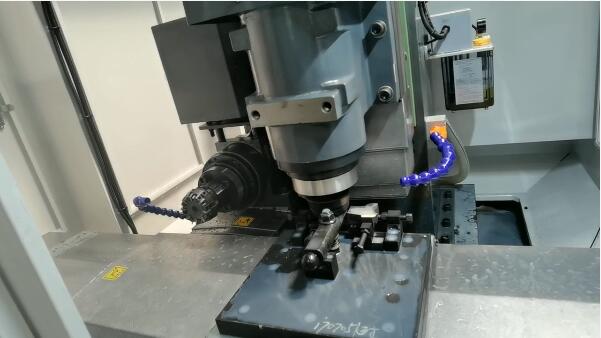 一立一卧伺服铣面多轴复合机床为汽车配件毛坯铣上平面及侧面视频