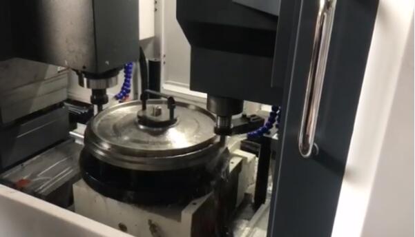 二立伺服钻铣多轴复合机床为柴油机飞轮外圆铣一圈半圆槽视频