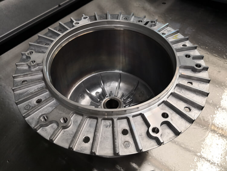 多轴数控钻床加工出来的电机壳体成品