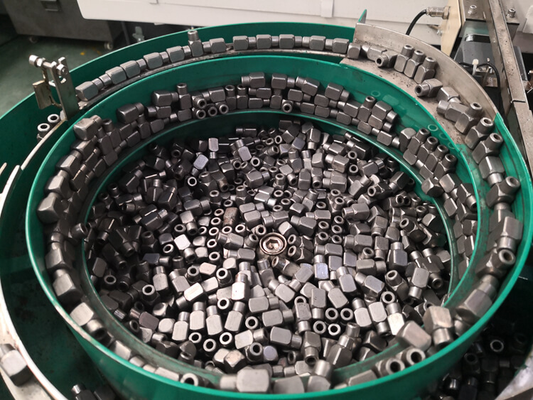 多轴数控钻床实现震动盘自动上下料