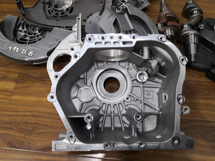 多轴数控机床加工出的汽油机缸体及缸盖成品