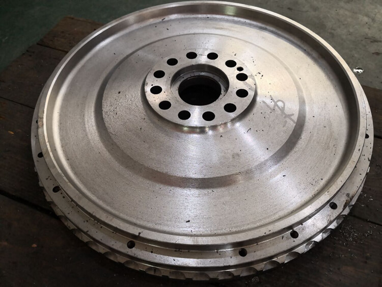 多轴数控机床加工出来的柴油机飞轮