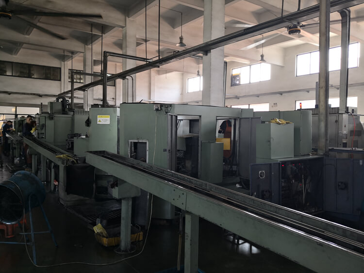 复合机床正在加工空调压缩机缸体的流水线实拍图