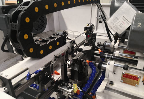 如何选择操作详细的多轴器攻丝机视频