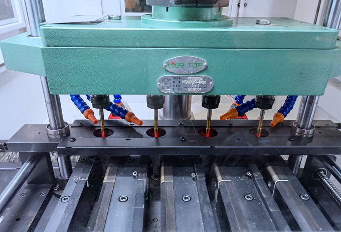 多轴攻牙机使用注意事项